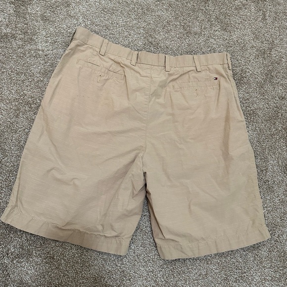 Tommy Hilfiger Men khaki shorts, 38 - Picture 6 of 9
